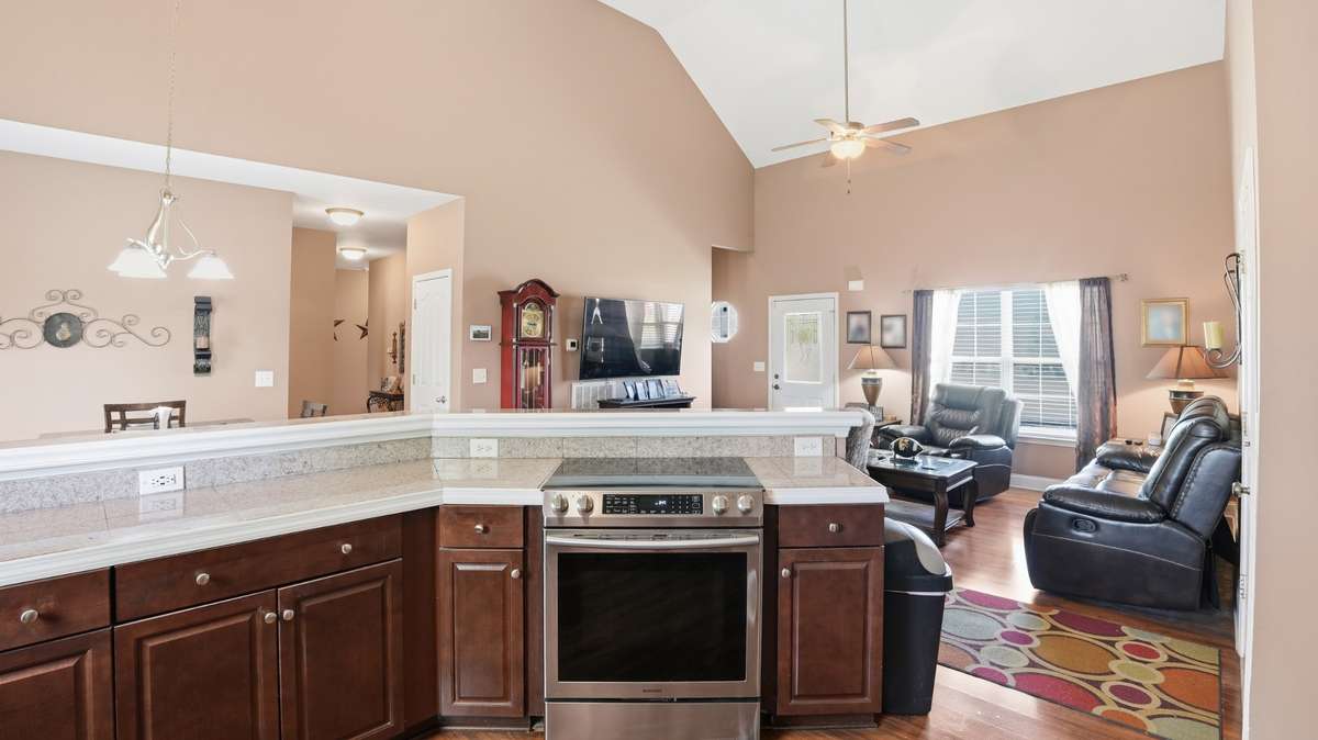 Kitchen w/stainless appliances