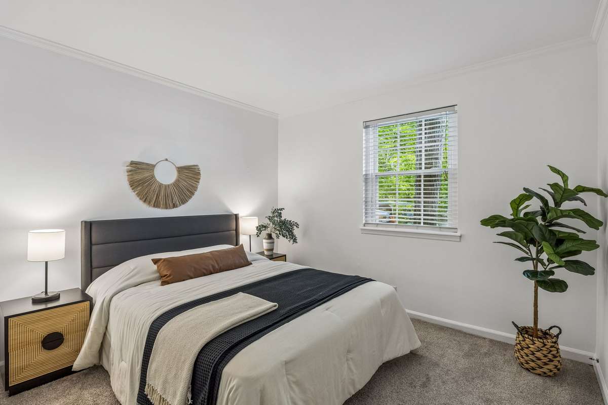 Secondary bedroom.