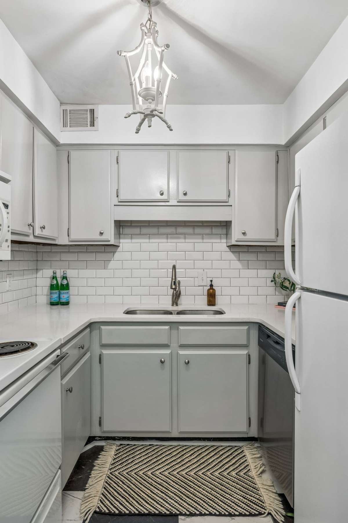 Refrigerator conveys.