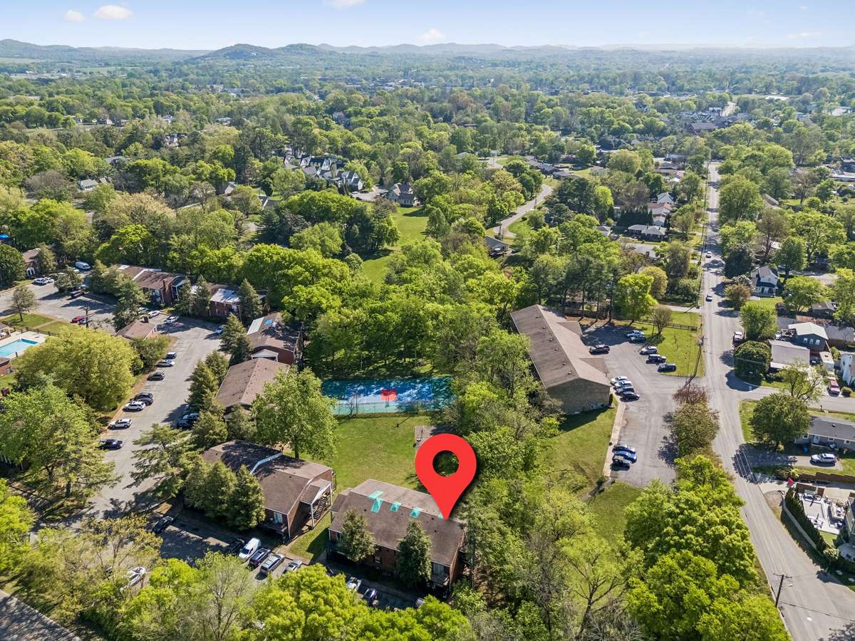 You are just a short stroll to Historic Downtown Franklin’s world-class dining, boutique shopping, and iconic community events.
