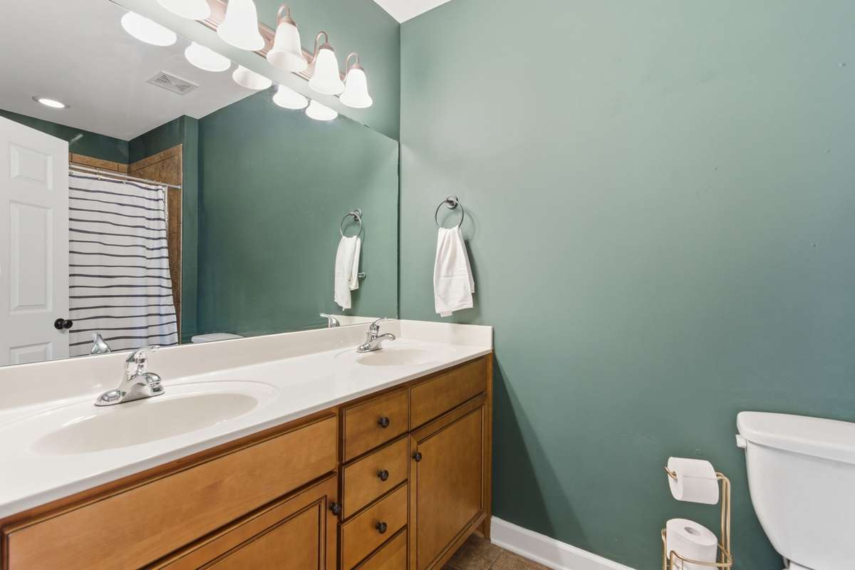 En suite full bathroom has been freshly painted