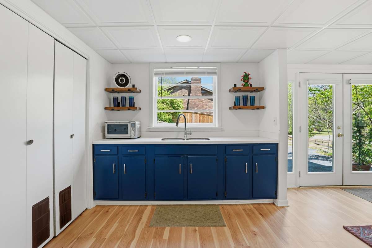 Apartment/basement kitchenette.