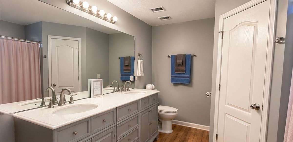 Ensuite bath upstairs