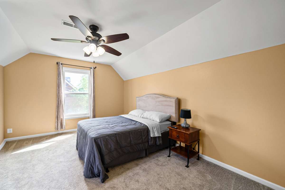 Upstairs Guest Room with Lots of Space ~ Ceiling Fan too