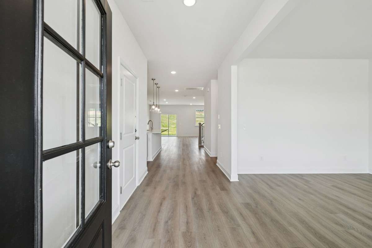 Macon entry. Picture is for illustrative purposes only. May be of similar home, same floorplan. Options, upgrades, appliance package, colors, selections, designs, may vary.