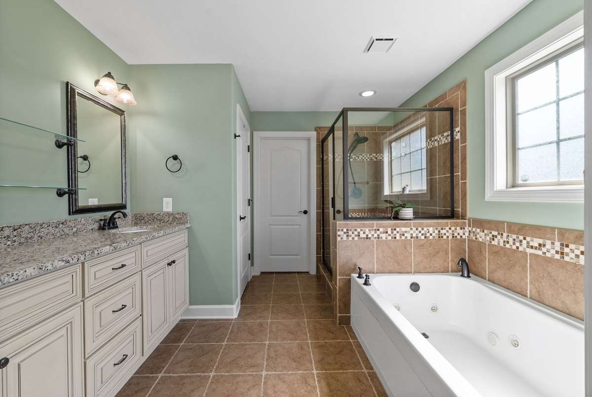 Huge Primary Bathroom Suite!