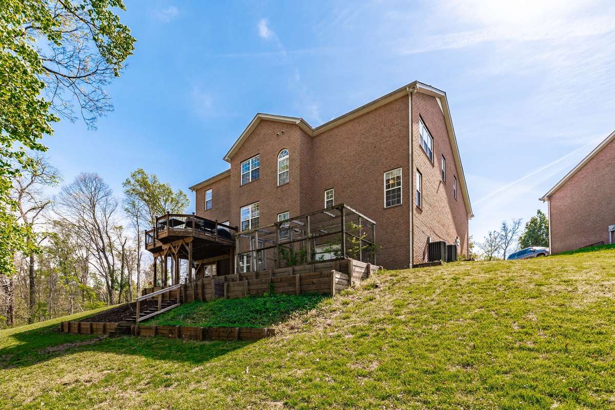 Position of the home provides back yard and back deck privacy.