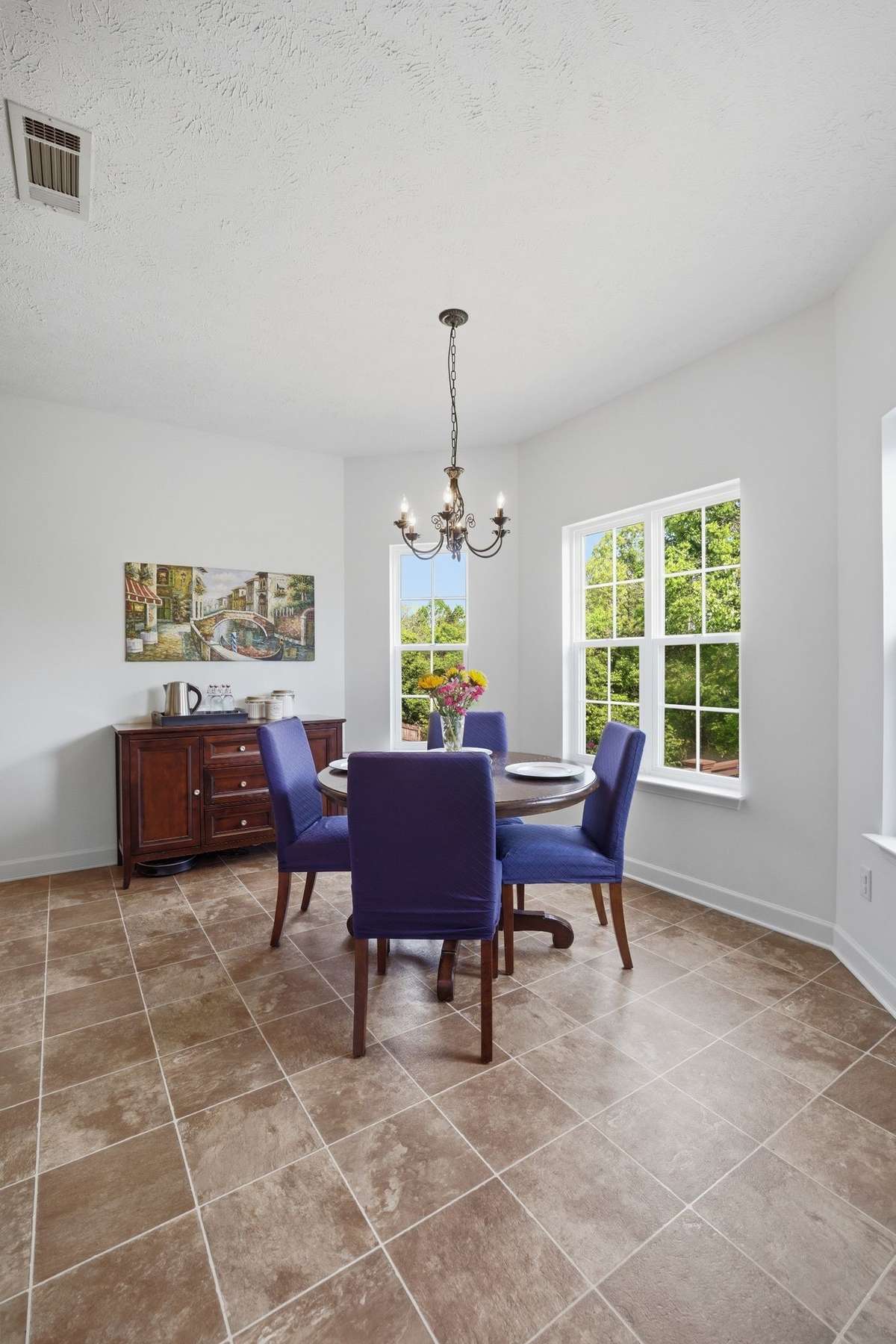 The casual dining nook with windows. Breakfast anyone?