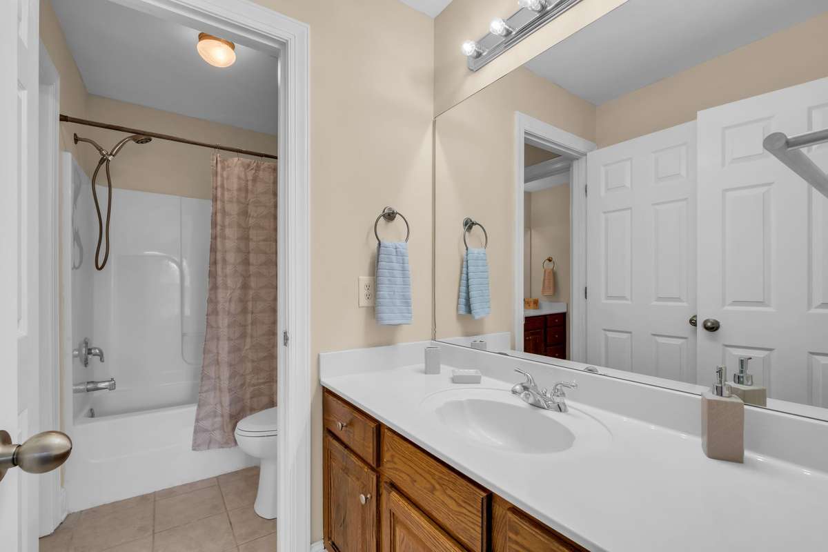 3rd bedrooms own vanity area