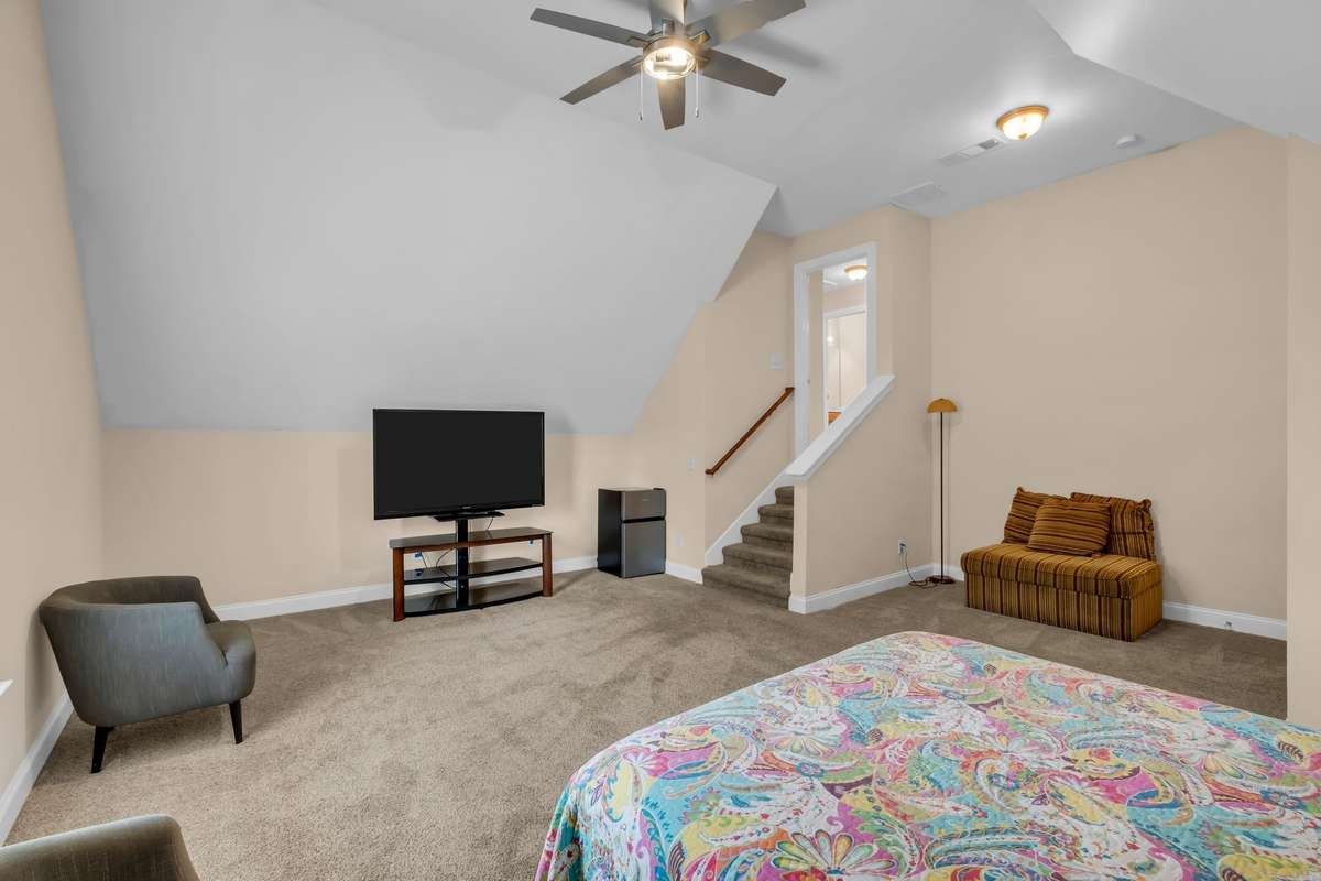 Bonus/Rec Room has large walk in closet.