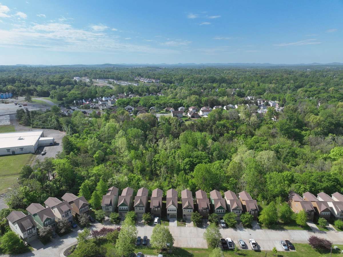 Ravens Retreat is a small community with just over 40 homes. It's tucked away and truly feels like its own retreat, right in the middle of the convenience of Nashville and just 5 miles from the airport and Percy Priest Lake.