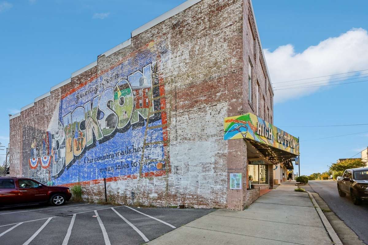 MINUTES FROM HISTORIC DOWNTOWN DICKSON