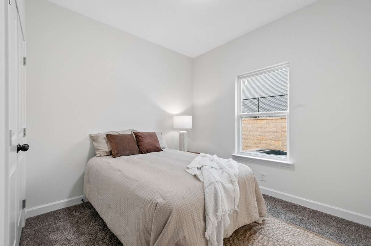 Guest bedroom with lg closet
