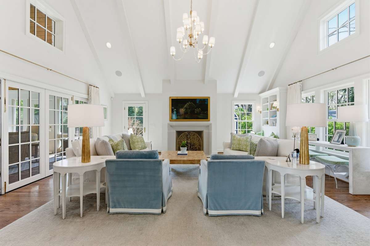 Oversized den with vaulted ceilings. Opens to screened porch.