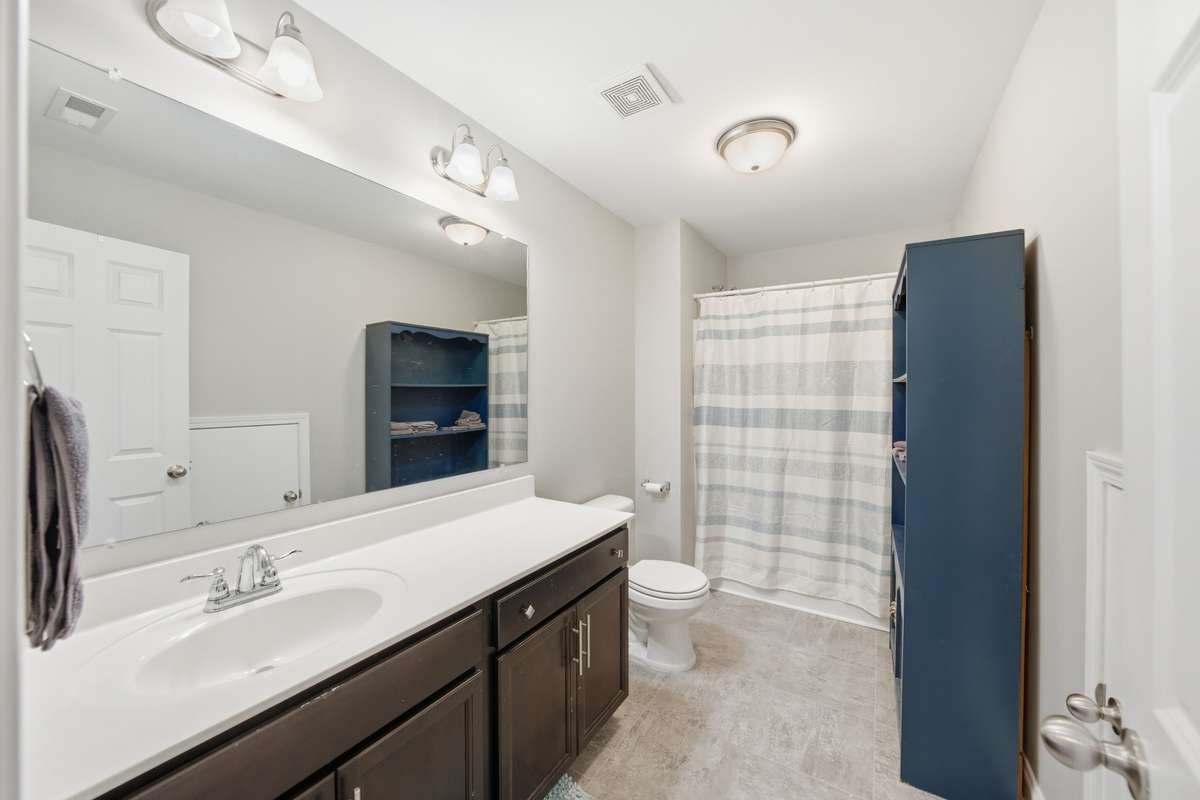 Upstairs 2nd Full Bathroom