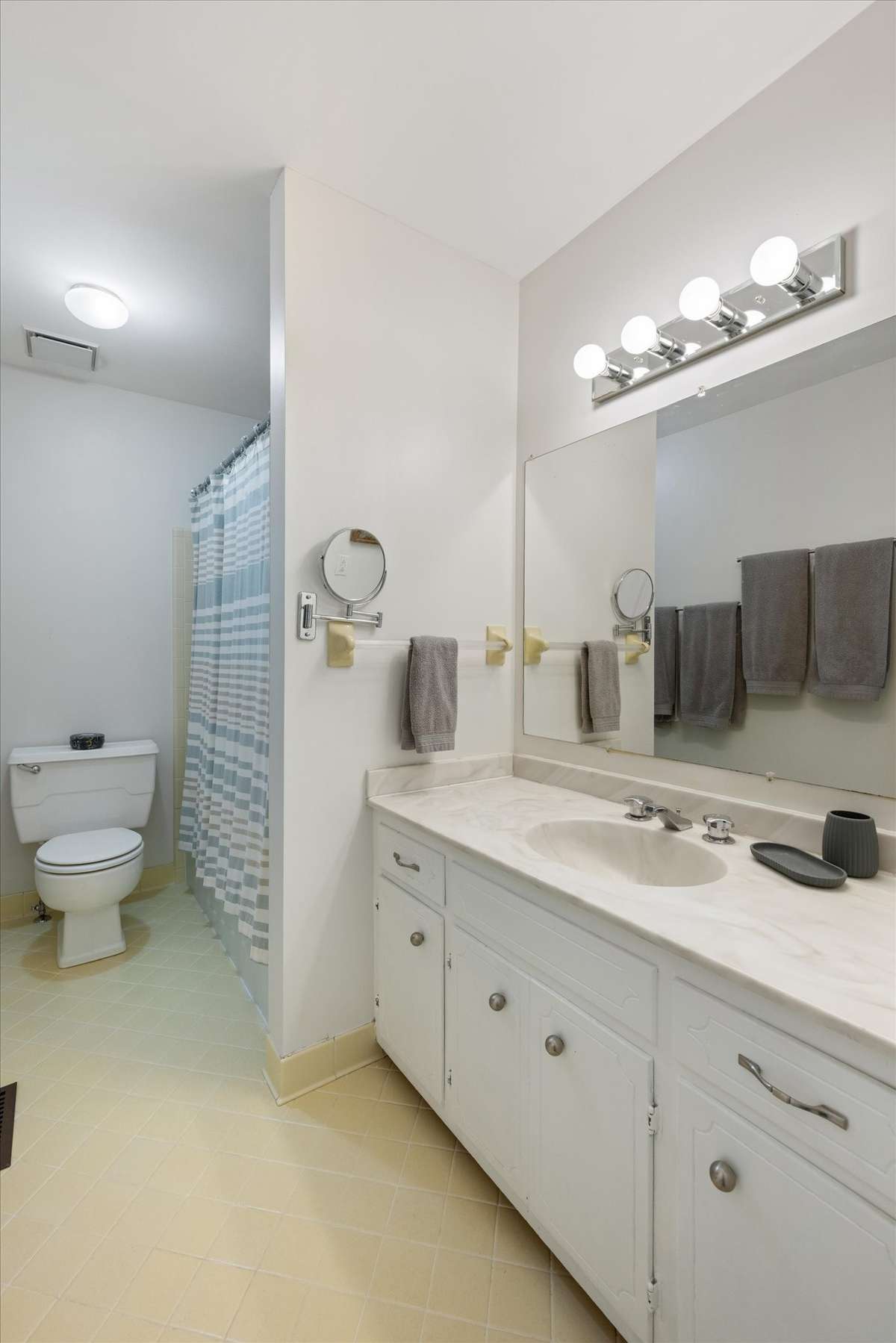 Large bathroom between the two other bedrooms upstairs