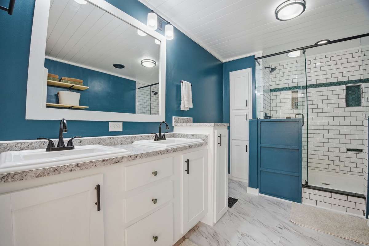 DOUBLE VANITIES!