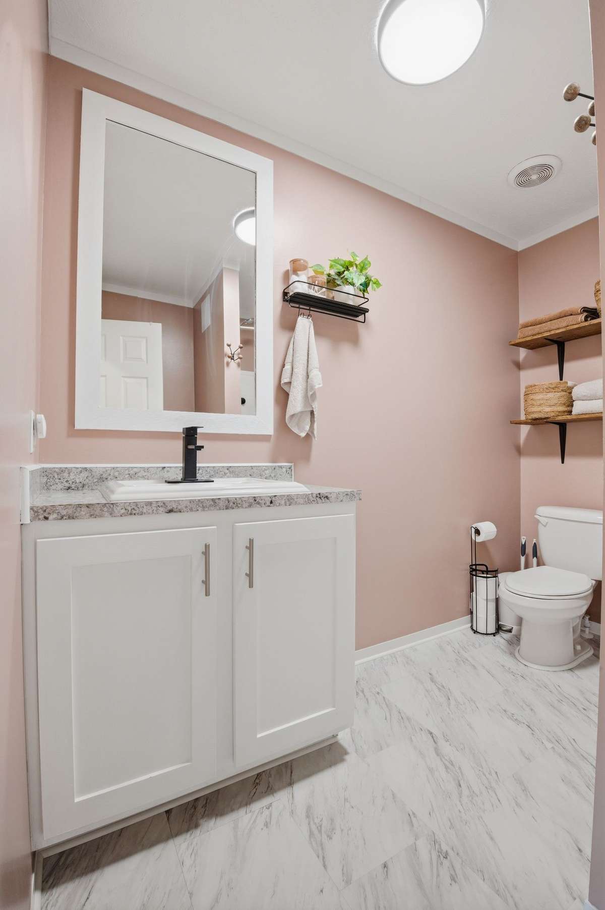 Peaceful 2nd full bathroom!