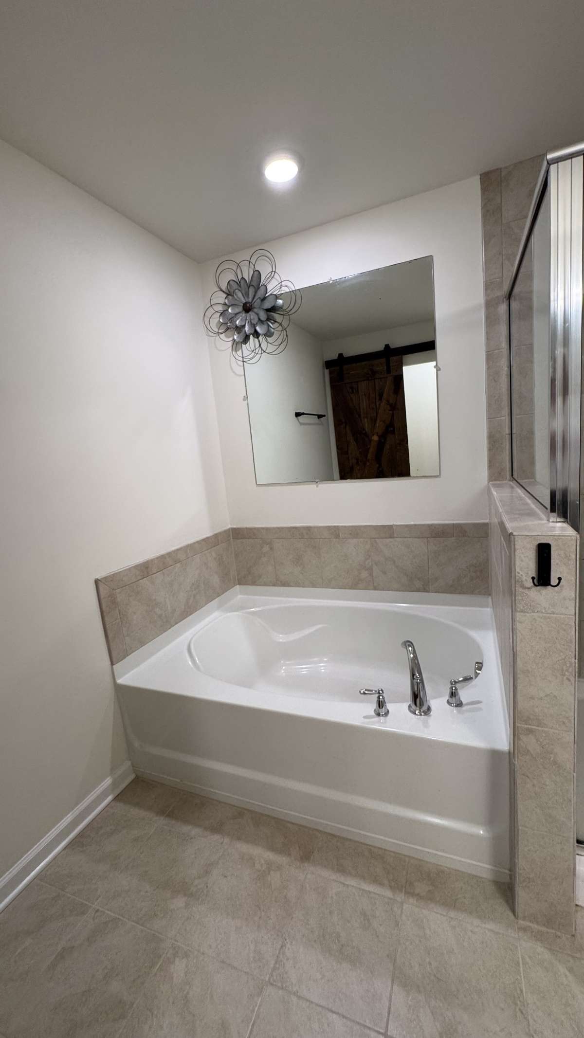 Soaking tub in primary bath
