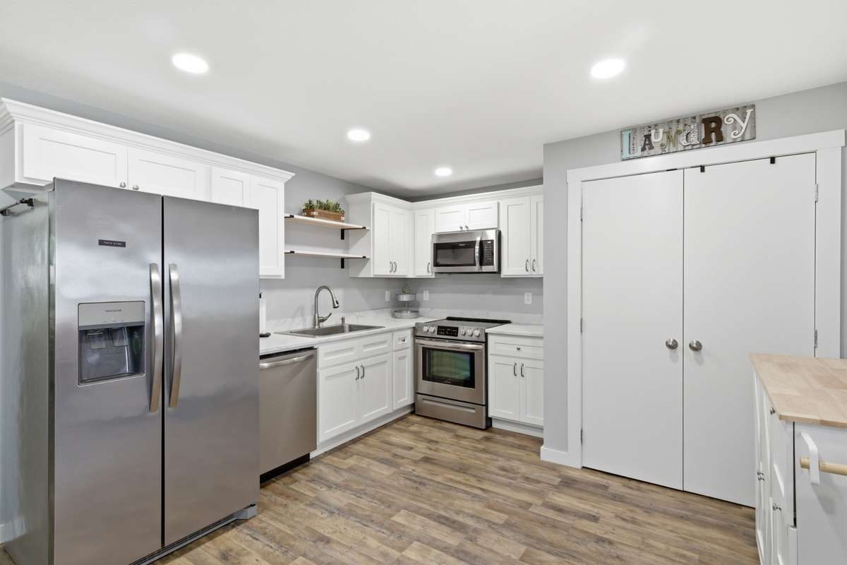 Updated eat-in kitchen --appliances remain!
