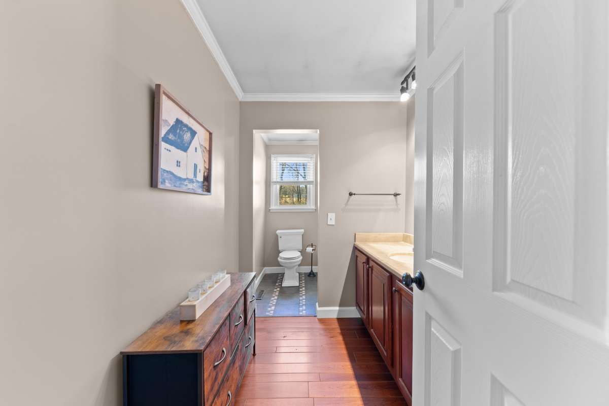 Full Bathroom 2 (7x6)