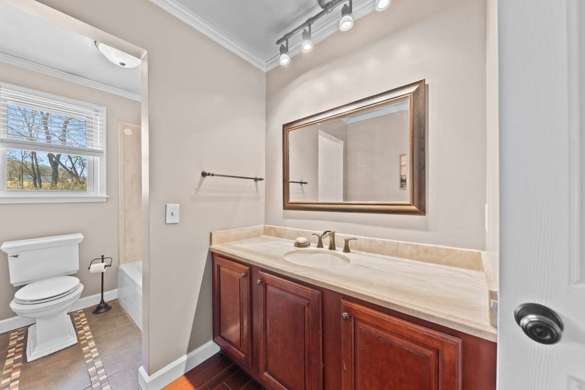 Full bathroom with a bright window for natural light ☀️
