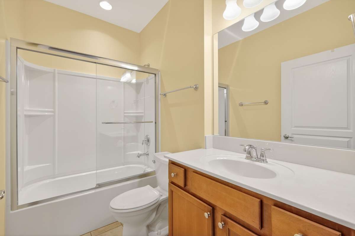 Guest bathroom with tub/shower combo