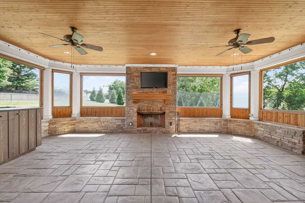 Enormous screened patio and fireplace for relaxing & entertaining