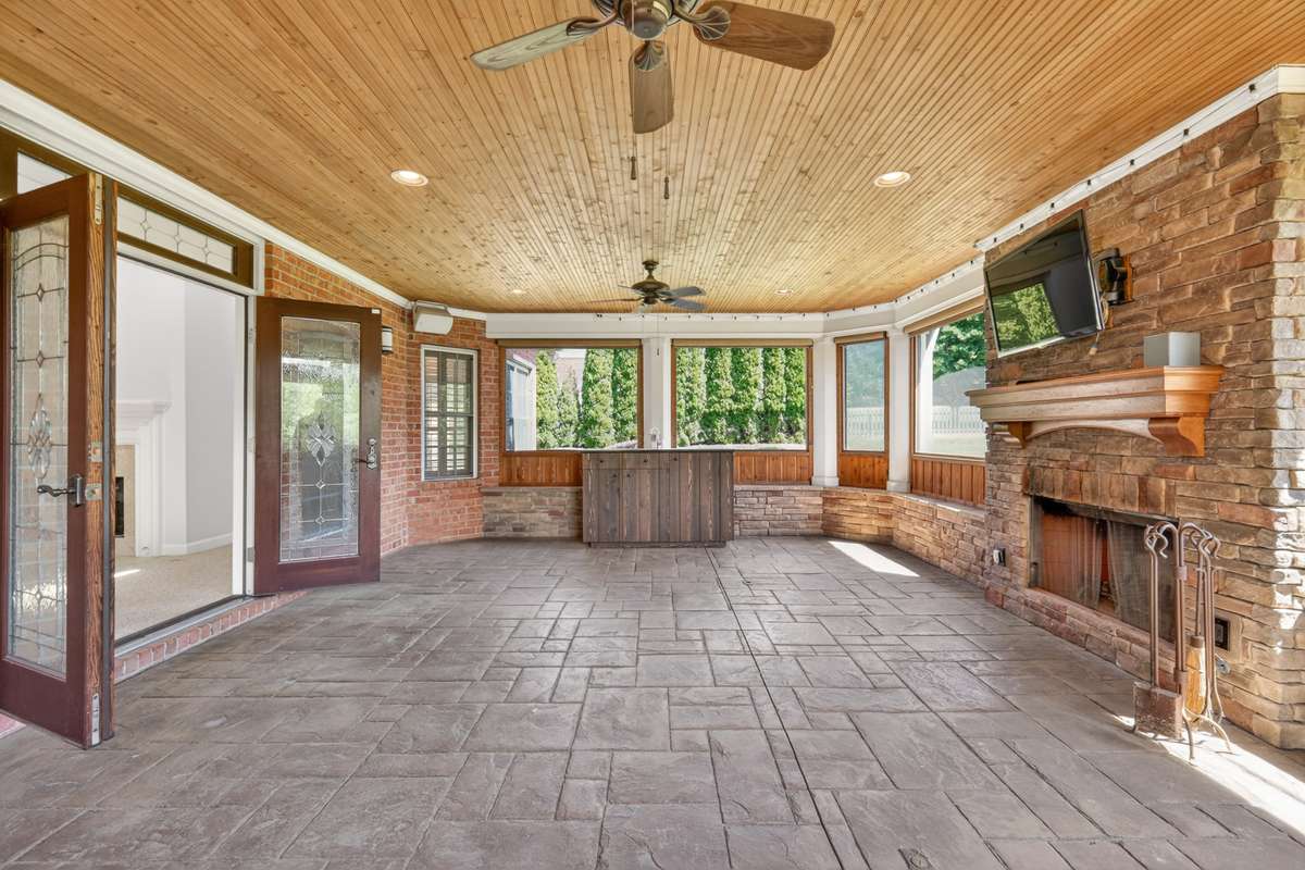 Enormous screened patio and fireplace for relaxing & entertaining