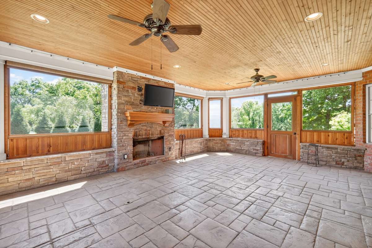Enormous screened patio and fireplace for relaxing & entertaining
