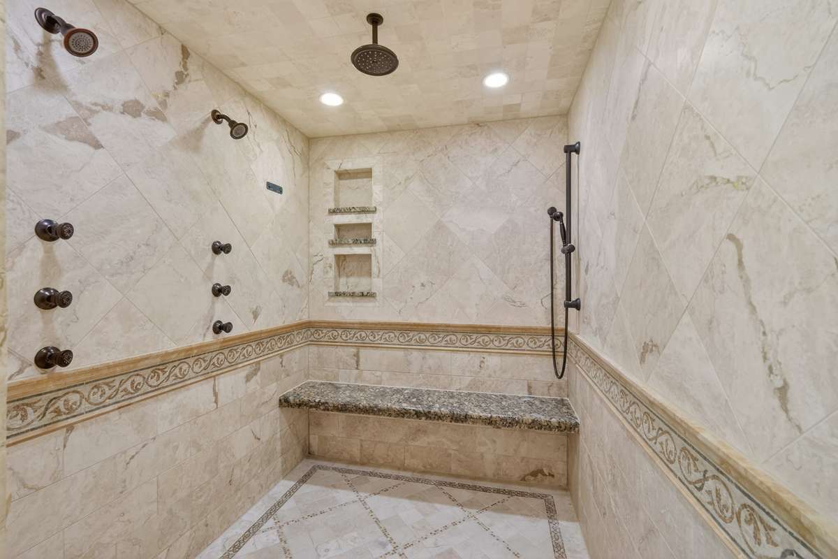 Look at this shower, equipped with body sprays and rainfall head!