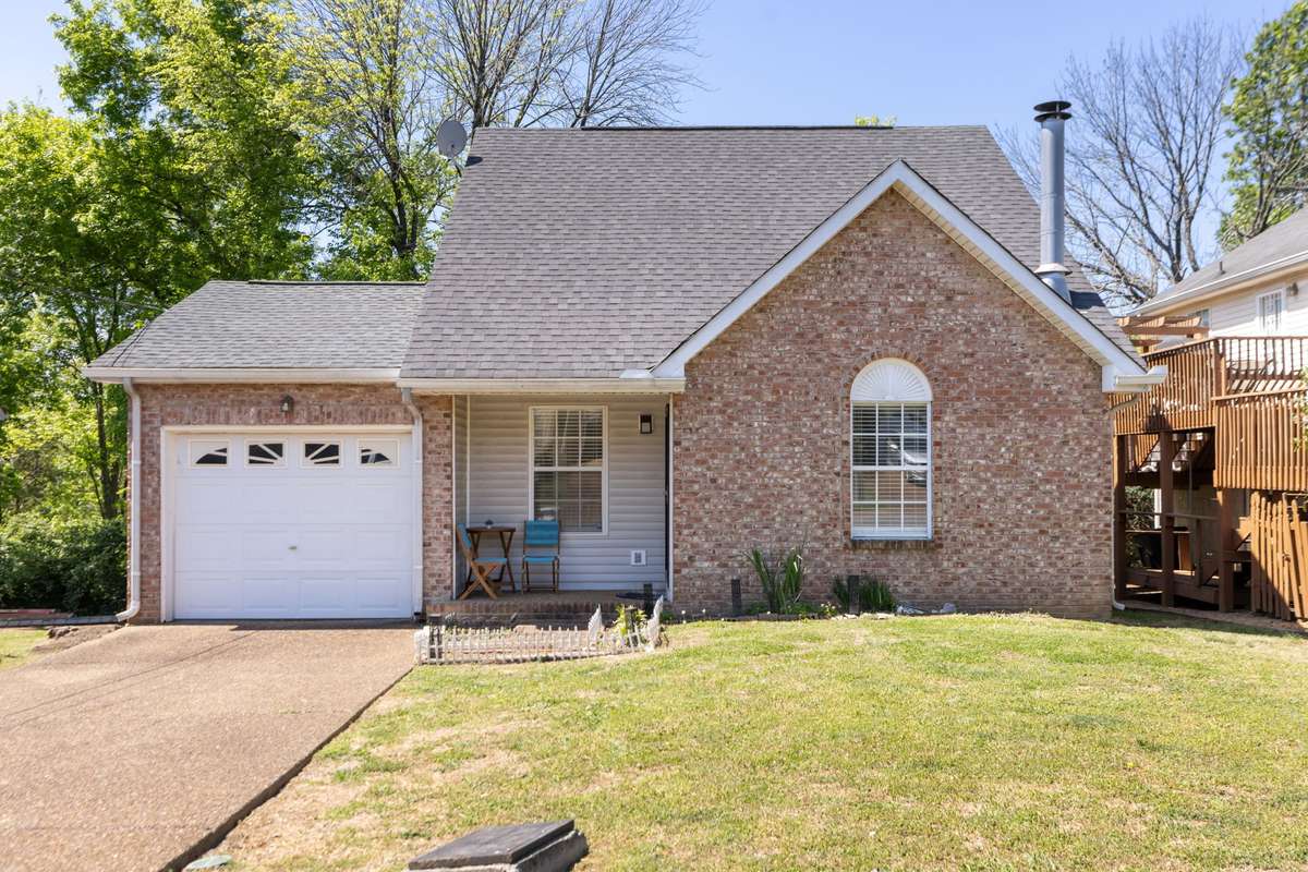 Charming cul-de-sac 3 Bedroom / 2 Bathroom home with new carpet, vaulted ceilings, and an easy commute to downtown Nashville or the airport.