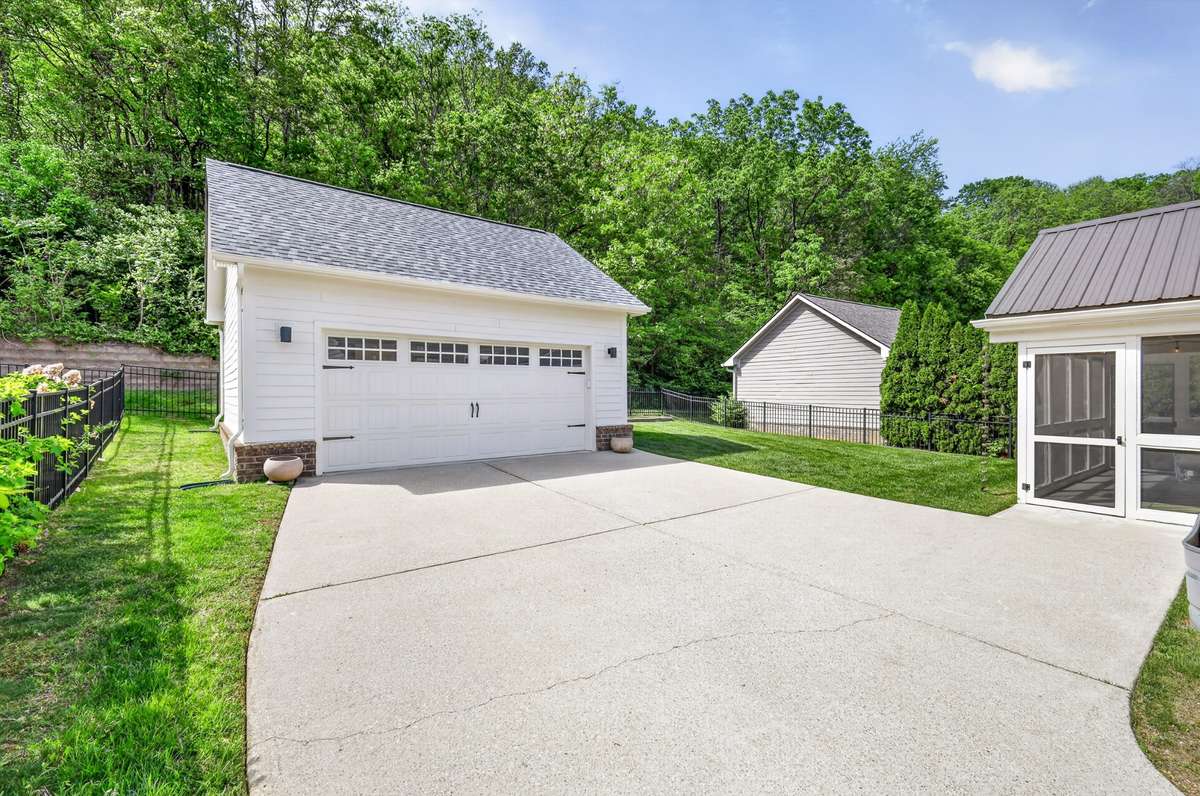 Detached 2 car garage