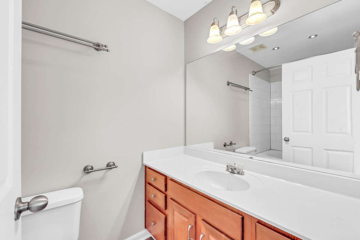 The full bathroom has lots of lighting.