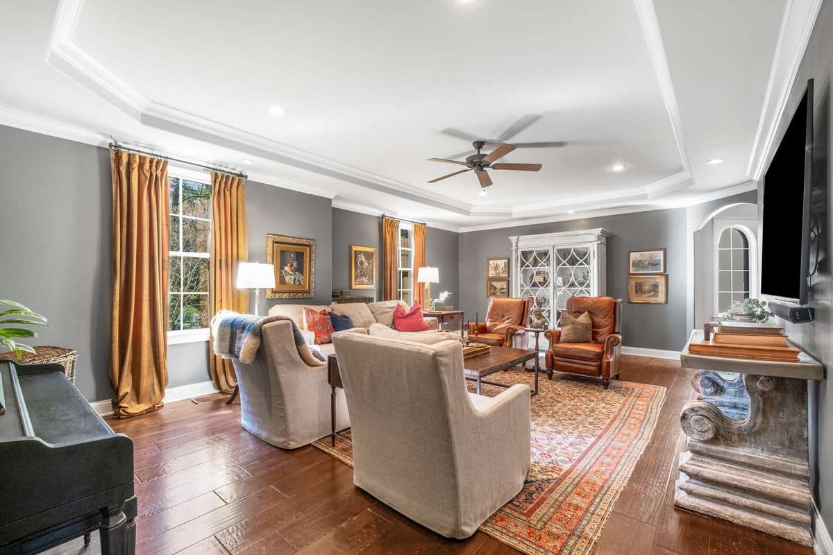 The 25x16 family room just off the kitchen is ready for your Super Bowl party