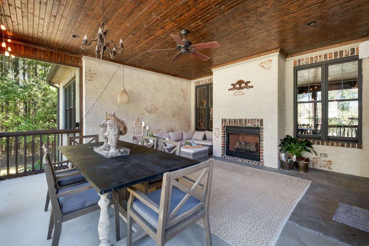 Mortar-rubbed walls give this space a European feel.