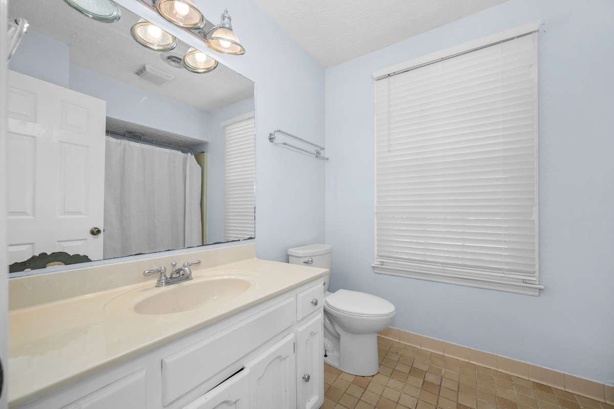 Upstairs full bath