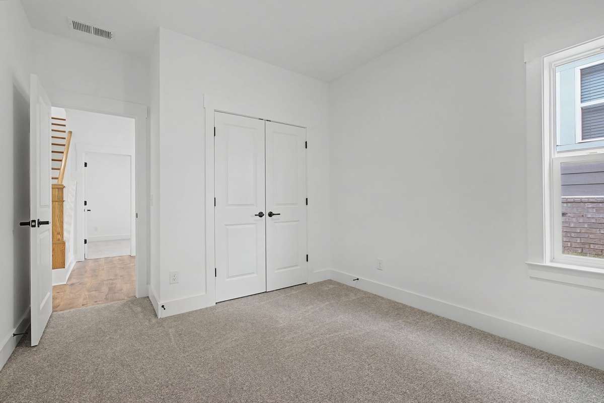 Secondary bedroom.