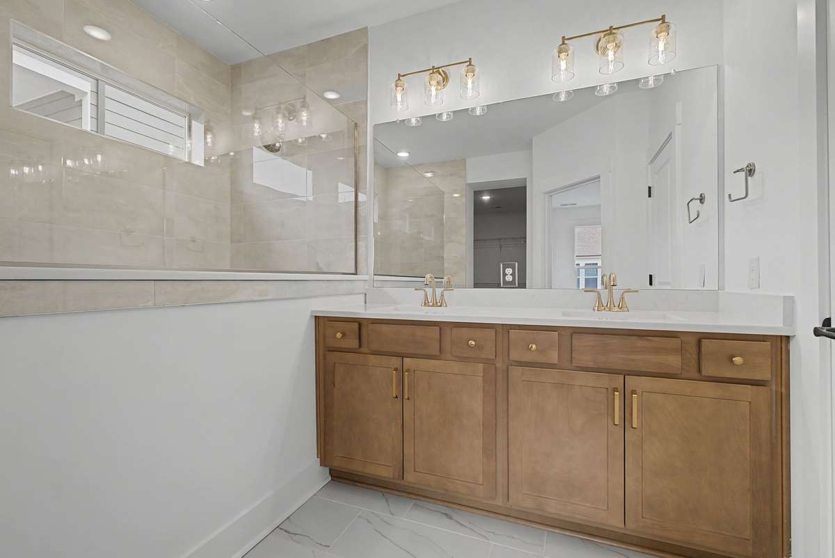 Owner's bath.