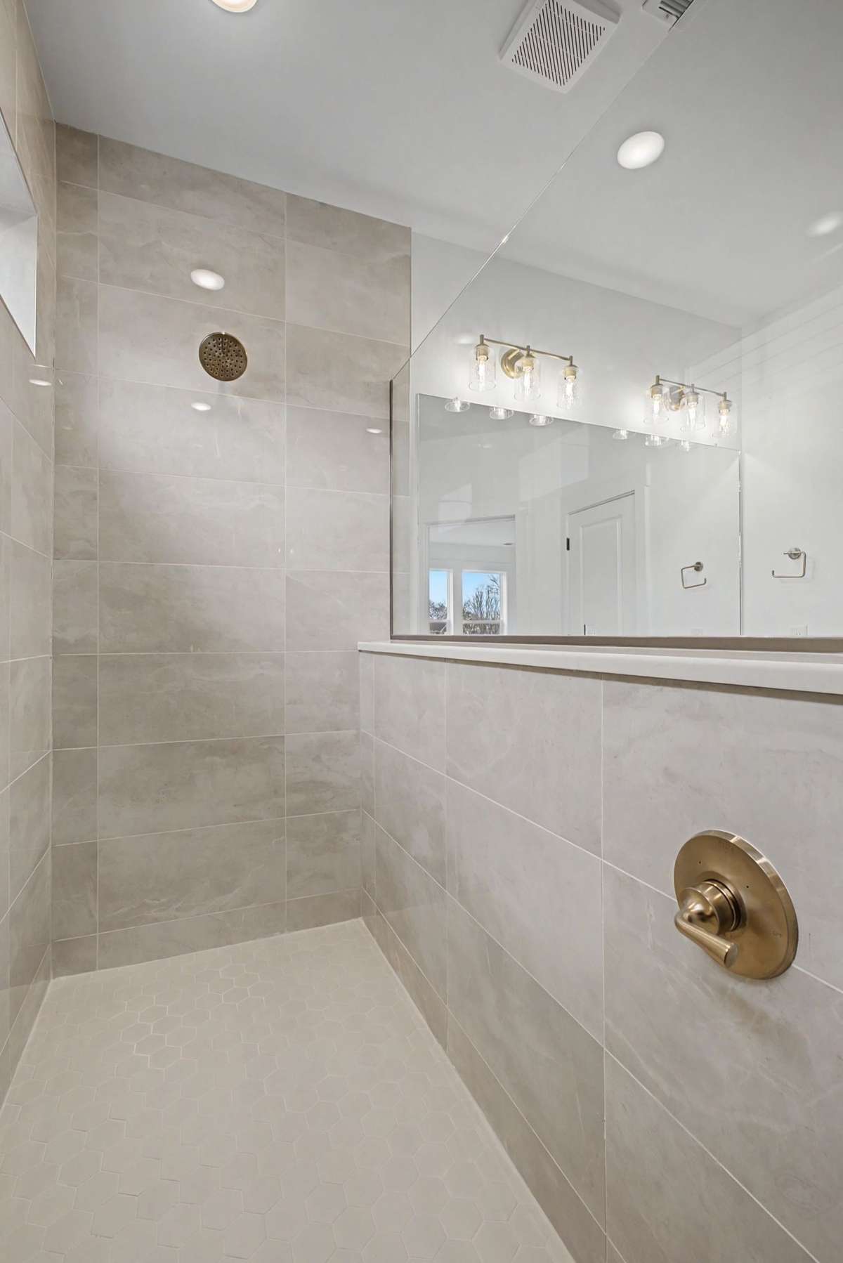 Gorgeous super shower.