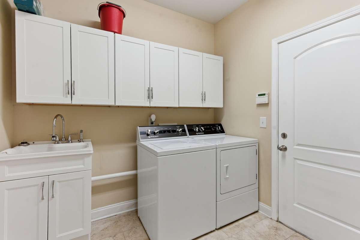 Large Laundry Room - Mail Level