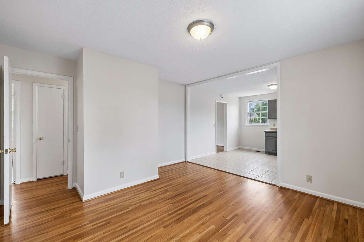 Here is the dining room.