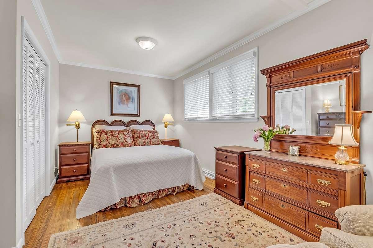 Primary suite w/wood floors