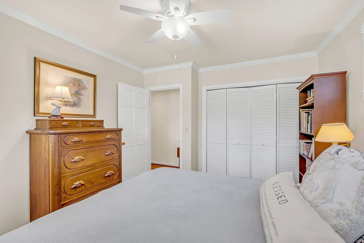 Hardwoods, closet, en-suite Jack-and-Jill bath