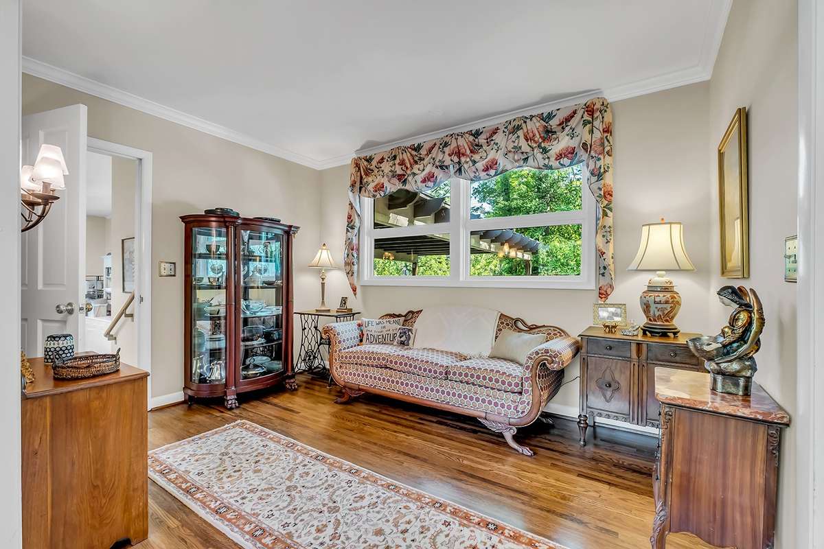 Flexible sitting room or reading room
