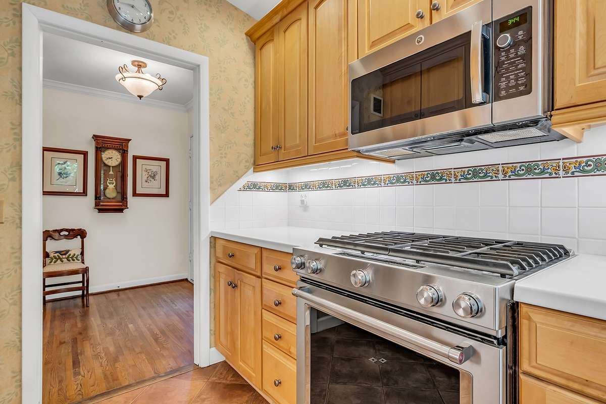 Stainless steel appliances (gas range w/electric oven, built-in microwave)