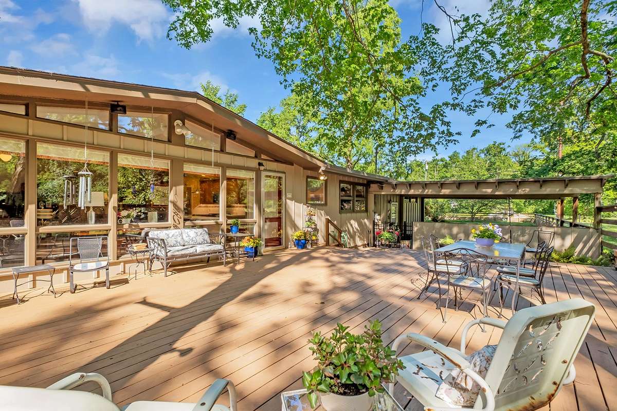 Huge 33x25 deck w/built-in bench seating