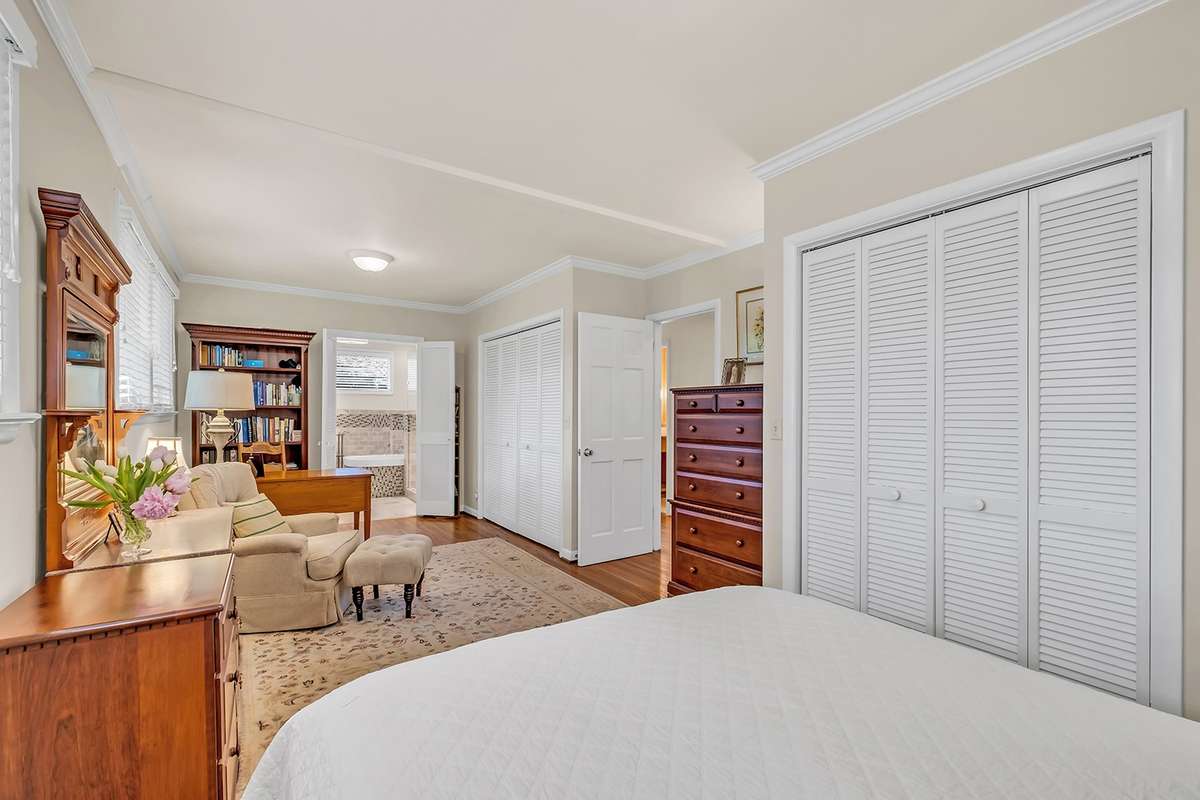 Double closets, crown molding