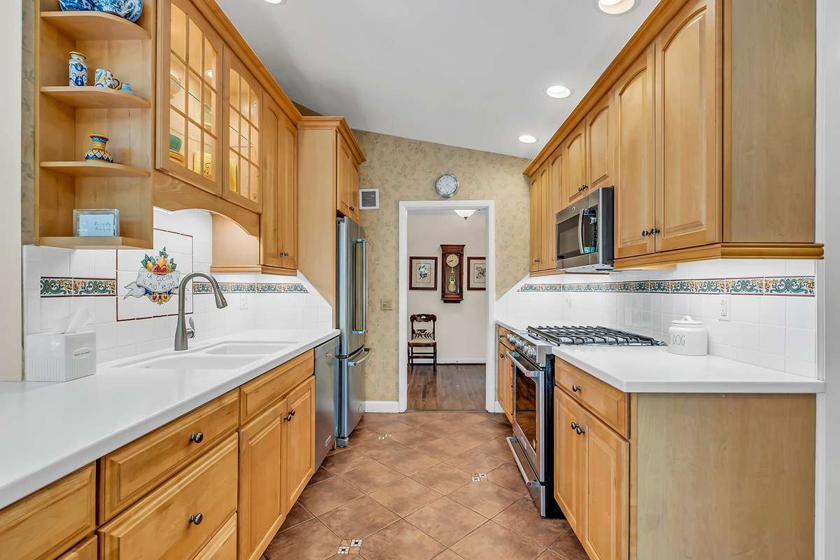 Eat-in kitchen w/solid wood cabinets