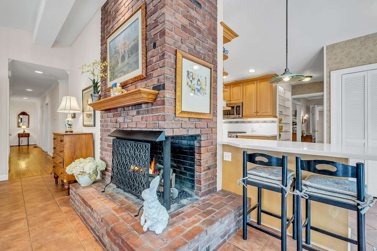Brick fireplace w/wood mantle, feature lighting, remote-control gas logs